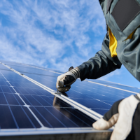 panneaux solaires installés par un électricien